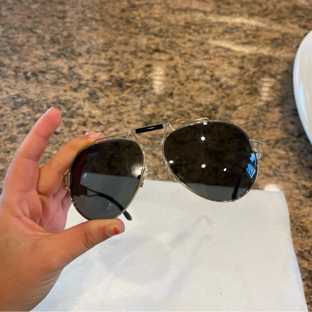 EUC authentic Versace womens sunglasses pilot aviator gold Medusa metal​